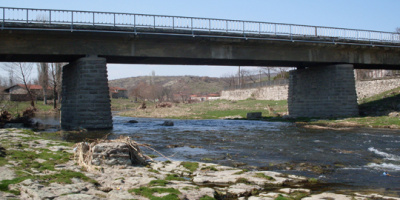 Довършват подпорна стена на река Банска в село Татарево