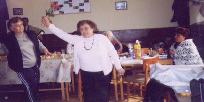 Възрастна дама от с. Искрица получи червен шал от Станишев
