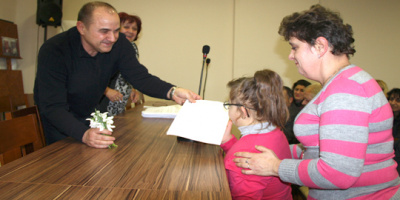 Кметът Николай Тонев връчи нови договори за услугата „Личен асистент”