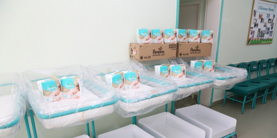 PAMPERS дари неонатално оборудване и пелени на 20 родилни отделения в България