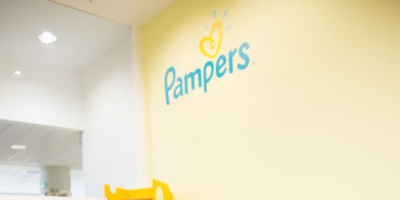 Пелените Pampers Active Baby Dry с нов дизайн на абсорбиращия релефен слой ни помагат да поздравим бебетата с „Добро утро“ след един златен сън