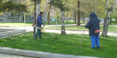 Започна косенето на тревните площи в Минерални бани