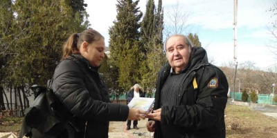 Журналист подари книгата си на библиотеката в Минерални бани