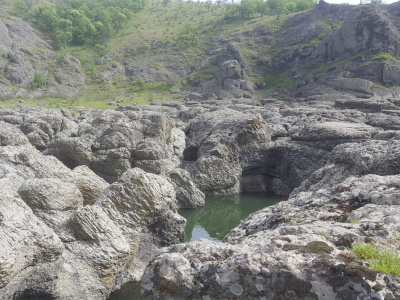 Страховитият каньон „Шейтан дере” край село Рабово