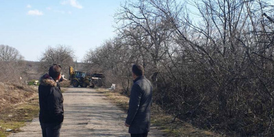 Кметът на Чирпан провери почистването на път