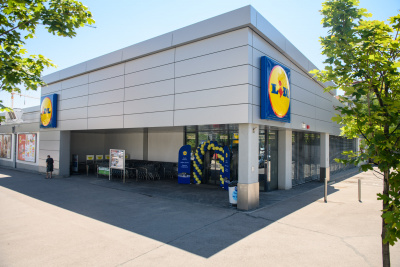 Обновеният Lidl до Руски паметник отново посреща клиенти