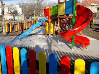 Десет детски площадки изграждат в община Тунджа