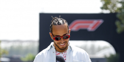 Луис Хамилтън И Джордж Ръсел в Tommy Hilfiger за Bahrain Grand Prix