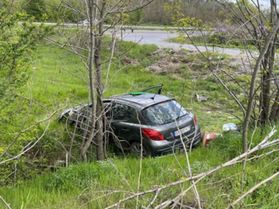 Кола с три деца падна в дере край Мъглиж