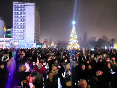 Коледната елха грейна в Асеновград