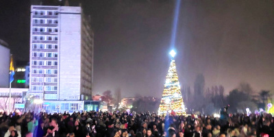 Коледната елха грейна в Асеновград