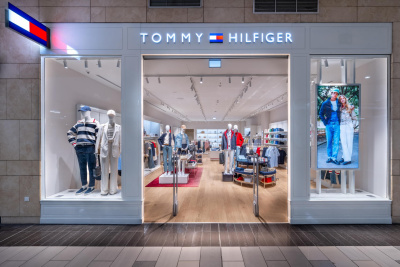 Tommy Hilfiger отбеляза 10 години в България с обновен магазин в София